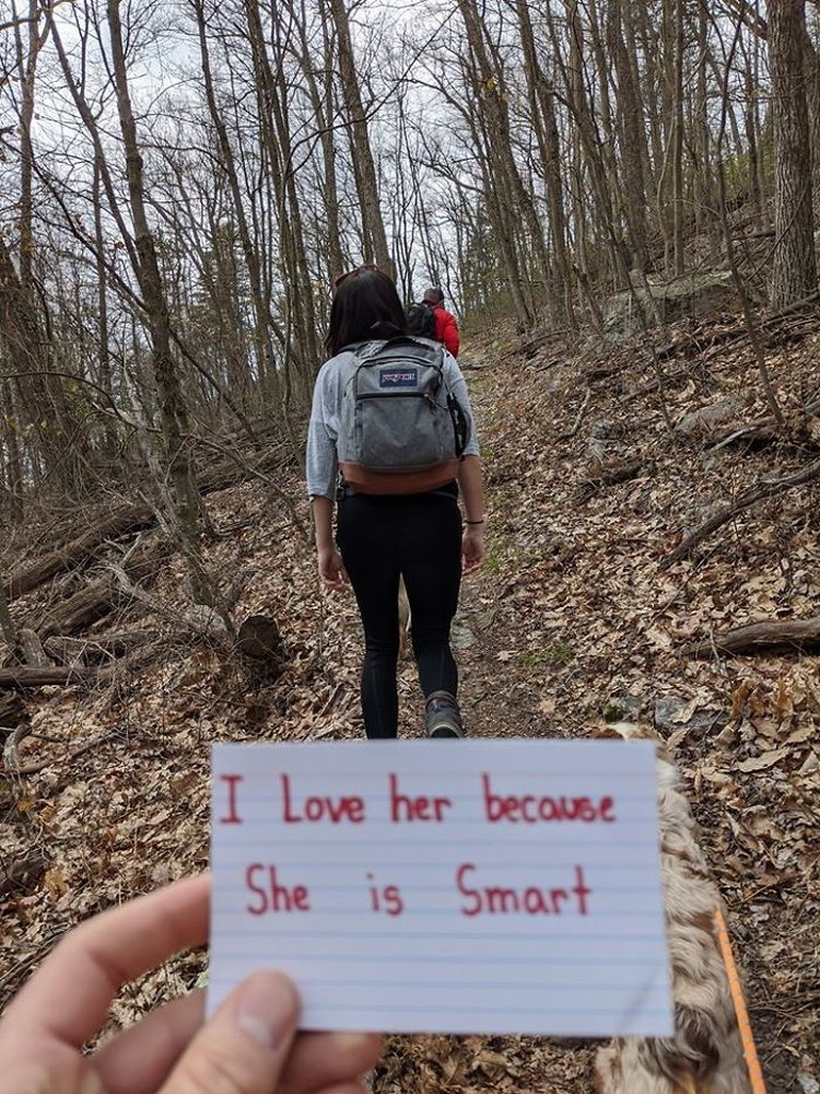 Kisah Pria Lamar Kekasihnya Saat Mendaki Gunung Pria asal Carolina Utara memutuskan untuk melamar kekasihnya dengan cara yang tidak akan mereka lupakan seumur hidup. Berikut kisahnya.