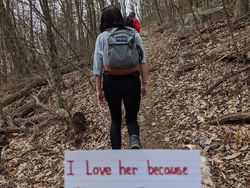 Ada-ada Saja, Pria Ini Lamar Kekasihnya saat Mendaki Gunung