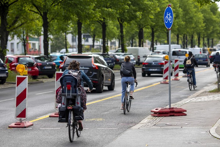 Mantap! Berlin Tambah Jalur Sepeda Di tengah wabah Corona, Berlin, Jerman, dengan cepat memperbaiki jalan-jalannya. Mereka menambah jalur sepeda.