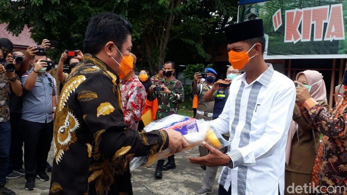 Herman Deru membagikan APD ke perwakilan MUI di kantor BPBD Sumsel (Raja Adil Siregar/detikcom)