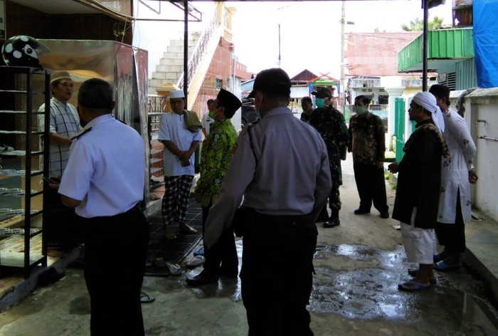 Bu Camat Dipolisikan 'Bubarkan Sholat Jumat', Ini Foto Kejadiannya Camat di Kota Parepare, Sulsel, dilaporkan ke polisi dengan tuduhan penodaan agama. Ia dilaporkan karena disebut membubarkan salat Jumat di masjid setempat.