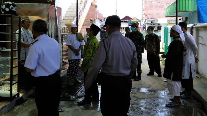 Camat di Kota Parepare, Sulsel, dilaporkan ke polisi dengan tuduhan penodaan agama. Ia dilaporkan karena disebut membubarkan salat Jumat di masjid setempat.