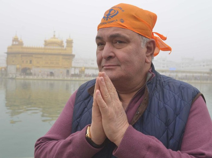 (FILES) In this file photo taken on December 13, 2016 Bollywood actor Rishi Kapoor pays his respects at the Sikh Golden Temple in Amritsar. - Bollywood mourned its second loss in as many days as celebrated actor Rishi Kapoor, whose career spanned half a century, died April 30, 2020, aged 67 after a prolonged struggle with cancer. His death came as a severe blow to the Hindi movie industry and film lovers, who were already reeling from the death of Irrfan Khan, one of the countrys most feted actors, on April 29 aged just 53. (Photo by NARINDER NANU / AFP)