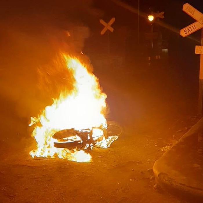 Dua maling motor babak belur diamuk warga saat mencuri motor jemaah salat subuh. Tak hanya itu, motor pelaku juga dibakar warga.