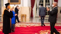 Mantan Ketua Mahkamah Agung Hatta Ali (kanan) memberikan ucapan selamat kepada Ketua Mahkamah Agung (MA) Muhammad Syarifuddin (kiri) seusai dilantik di Istana Negara, Jakarta.