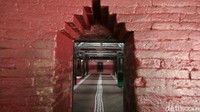 Untuk masuk ke bangunan utama masjid, jemaah atau pengunjung harus menundukkan kepala. Sebab, pintu utama masjid didesain pendek. Hal tersebut sebagai pengingat bahwa manusia harus menunduk atau menyembah Allah.