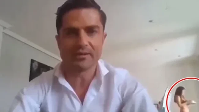 Inilah Alexia Rivas yang saat ini menjadi buah bibir di Spanyol, bahkan seluruh dunia. Namanya jadi sensasi setelah tidak sengaja tertangkap kamera tanpa busana saat ada di video presenter berita Spanyol Alfonso Merlos. Alfonso saat itu tengah melakukan wawancara virtual.  Foto: dok. Youtube