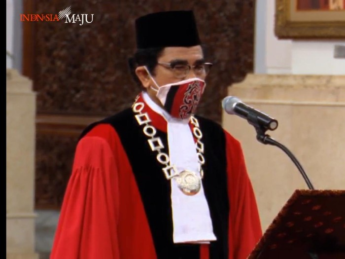 Manahan Sitompul bacakan janji sebagai hakim konstitusi di depan Presiden Jokowi.