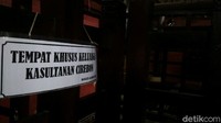  Arsitektur masjid dipengaruhi unsur Hindu. Karena, pembangunan masjid yang diprakarsai Sunan Gunung Jati ini melibatkan arsitektur hebat pada waktu itu, yakni Sunan Kalijaga dan Raden Sepat. Raden Sepat merupakan penganut Hindu, yang disebut-sebut berasal dari Majapahit.