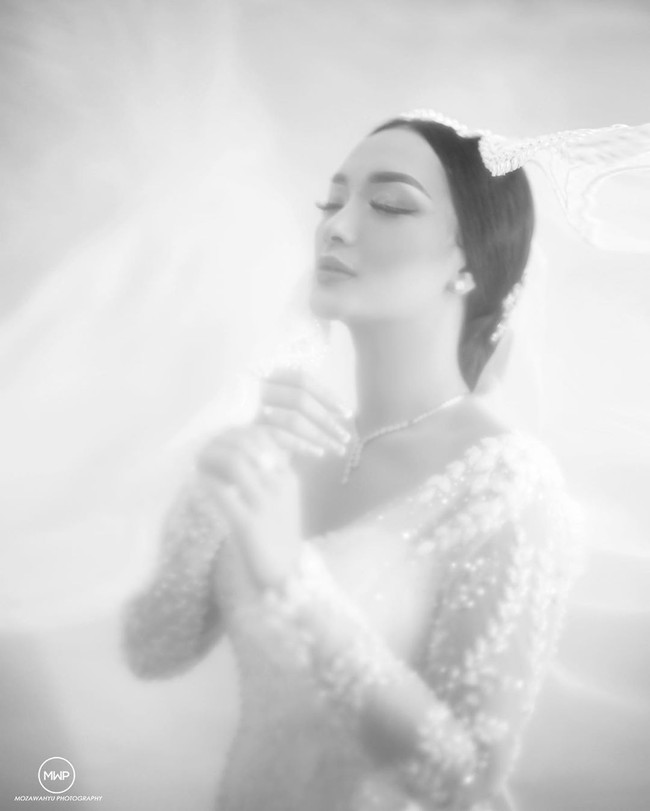 Saat mengobrol dengan Ruben Onsu dan Ayu Ting Ting di acara Brownis itu Ivan juga menyebut nilai kebaya pengantin rancangannya yang dipakai Zaskia Gotik. Harganya saja ratusan juta ini, kata Ivan. Foto: Dok. Moza Wahyu Photography