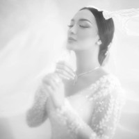 Saat mengobrol dengan Ruben Onsu dan Ayu Ting Ting di acara Brownis itu Ivan juga menyebut nilai kebaya pengantin rancangannya yang dipakai Zaskia Gotik. Harganya saja ratusan juta ini, kata Ivan. Foto: Dok. Moza Wahyu Photography