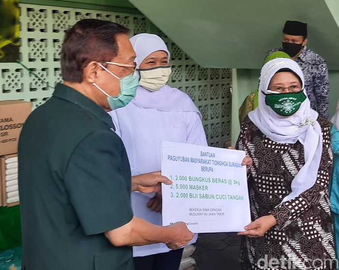 Paguyuban Masyarakat Tionghoa Serahkan Bantuan ke Muslimat Jatim