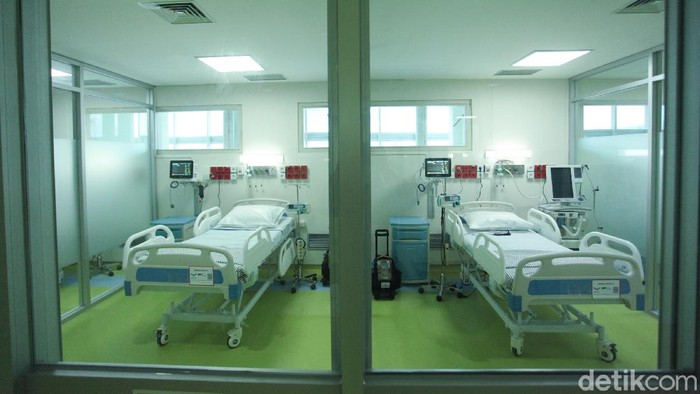 Petugas medis mempersiapkan ruangan yang akan digunakan untuk pasien COVID-19 di Rumah Sakit Cipto Mangunkusumo (RSCM), Jakarta, Kamis (30/4/2020). Peralatan medis ini didatangkan oleh CT Corp, bersama Bank Mega serta dukungan Indofood dan Astra Group.