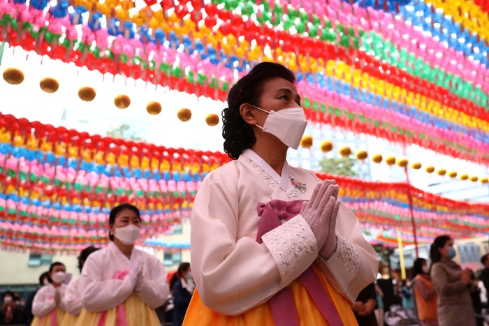 Ratusan orang berkumpul di Kuil Jogyesa di Seoul, Korea Selatan, Kamis (30/4). Mereka merayakan ulang tahun Budha dan berdoa mengatasi pandemi COVID-19.