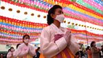 Ratusan Orang Rayakan Ultah Budha di Seoul