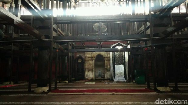 Inilah sepenggal bukti akan penyebaran agama islam di kota Udang dan romantisme Sunan Gunung Jati terhadap sang istrinya. Masjid Agung Sang Cipta Rasa.