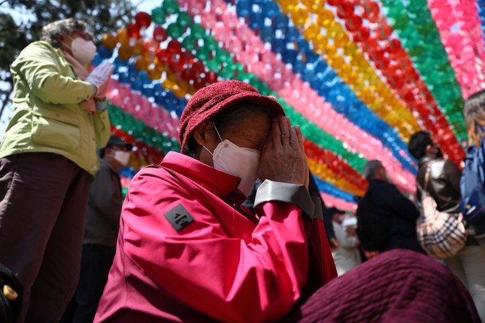 Ratusan Orang Rayakan Ultah Budha di Seoul Ratusan orang berkumpul di Kuil Jogyesa di Seoul, Korea Selatan, Kamis (30/4). Mereka merayakan ulang tahun Budha dan berdoa mengatasi pandemi COVID-19.