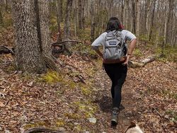 Ada-ada Saja, Pria Ini Lamar Kekasihnya saat Mendaki Gunung