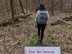 Ada-ada Saja, Pria Ini Lamar Kekasihnya saat Mendaki Gunung