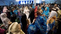 Islam di Sudan Islam diperkenalkan kepada warga setempat, baik melalui dakwah langsung, perkawinan, maupun lewat kontak dagang. Sebagian pedagang Arab memilih menetap di Sudan yang selanjutnya menghidupkan roda perekonomian di kota-kota di sana.Marco Di Lauro/Getty Images.