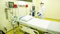 Berikut daftar alat kesehatan yang kini dipasang di RSCM: 20 ICU bed dan 75 HCU bed, 128 slices MSCT scan, 1 digital mobile x-ray, 20 ventilator, 95 moniter bed, 105 infusion dan syring pump, EKG dan defibrilator, central monitor, oxygen mobile dan kelengkapan pendukung lainnya. dok. CT Corp