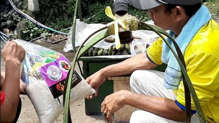 Penyerahan bantuan di Sukabumi