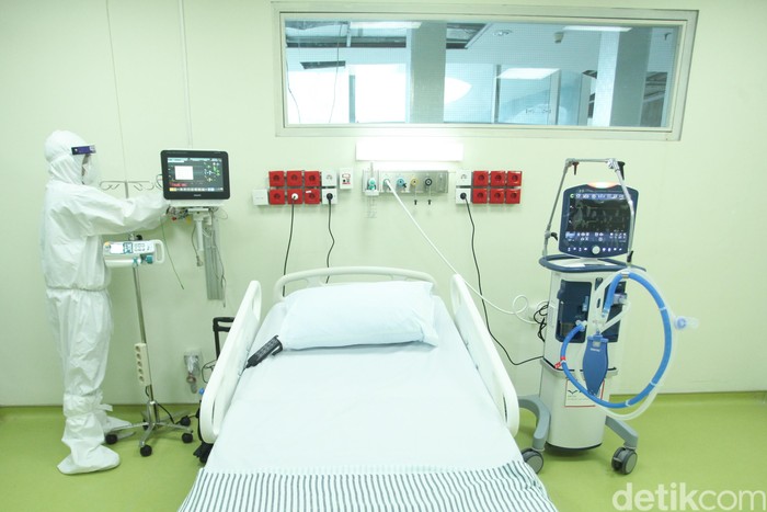 Petugas medis mempersiapkan ruangan yang akan digunakan untuk pasien COVID-19 di Rumah Sakit Cipto Mangunkusumo (RSCM), Jakarta, Kamis (30/4/2020). Peralatan medis ini didatangkan oleh CT Corp, bersama Bank Mega serta dukungan Indofood dan Astra Group.
