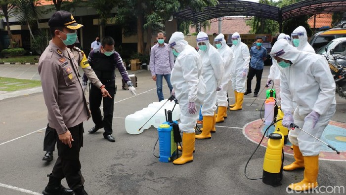 Polisi Gresik membuat tim khusus bernama COVID Hunter. Tim khusus ini akan memburu OTG, ODP dan PDP yang berkeliaran atau tidak mau diisolasi.