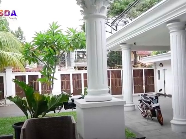 Rumah tersebut diketahui baru ditempati setahun oleh keluarga Iis Dahlia. Aku kan baru utang rumah satu tahun, tagihan aku perbulan Rp 250 juta. Kalau aku nganggur empat bulan aja udah Rp 1 miliar aku harus bayar ke bank, kata Iis Dahlia seperti dikutip dari detikHot soal dampak COVID-19 terhadap pekerjaannya. (Foto: YouTube/IsdaFamily)