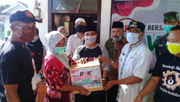 Komunitas Pendukung Khofifah Pesanggaran Bagikan Sembako dan Masker