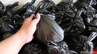 100 porsi diborong dari warteg ini dengan harga Rp 15 ribu/porsi. Hal itu dikatakan untuk membantu orang-orang yang tak mampu saat pandemi Corona dan saat Ramadhan kali ini.
