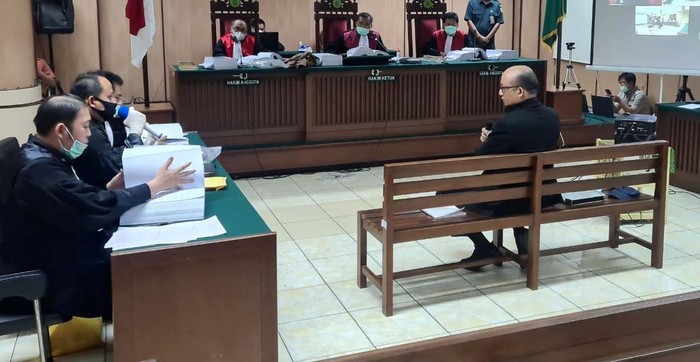 Aktivis Gugat Novel Baswedan bersama Forum Keadilan Rakyat (FKR) menggelar aksi di PN Jakarta Utara. Mereka membagikan masker bertuliskan Adili Novel Baswedan