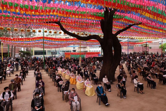 Ratusan orang berkumpul di Kuil Jogyesa di Seoul, Korea Selatan, Kamis (30/4). Mereka merayakan ulang tahun Budha dan berdoa mengatasi pandemi COVID-19.