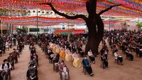 Umat Budha berkumpul pada hari ulang tahun Budha dan kebaktian untuk berdoa mengatasi pandemi COVID-19 di Kuil Jogyesa, Kamis (30/4).  