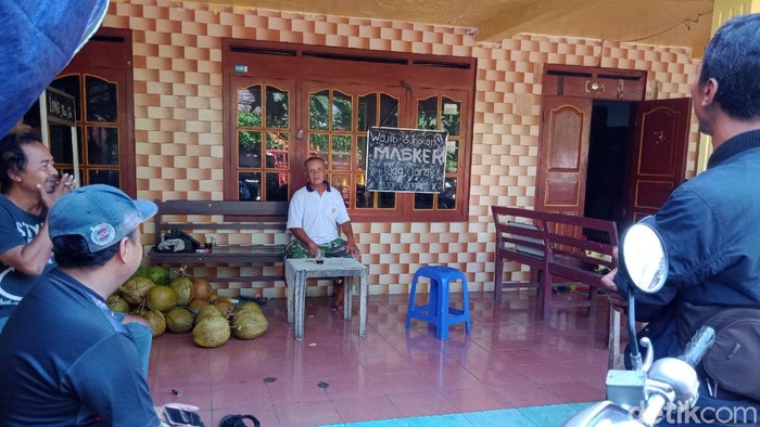 Warga mendatangi rumah lokasi penyekapan ibu dan anak di Klaten, Kamis (30/4/2020).