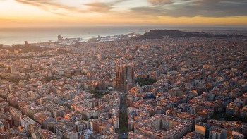 Penampakan kota Barcelona karya @leemumford8. Foto: Agora via Daily Mail