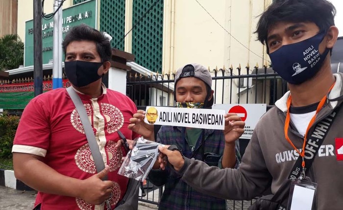 Aktivis Gugat Novel Baswedan bersama Forum Keadilan Rakyat (FKR) menggelar aksi di PN Jakarta Utara. Mereka membagikan masker bertuliskan 'Adili Novel Baswedan'