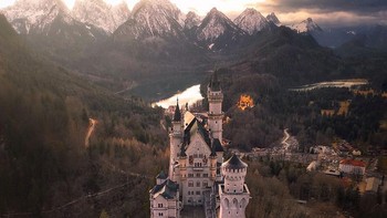 Bak di negeri dongeng pemandangan Neuschwanstein Castle, Schwangau, Jerman. Dipotret fotografer @lucacornago. Foto: Agora via Daily Mail