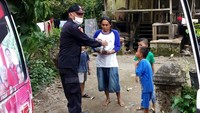 Sebanyak 500 nasi bungkus per hari untuk keperluan berbuka itu dilakukan oleh kader dari PDIP Sumbar dan telah menjangkau 12 kawasan pemukiman warga yang tersebar di berbagai kecamatan di Kota Padang hingga hari ke-6 puasa Ramadhan 1441 H/2020 M. Setiap kali pendistribusian, diantar langsung kader partai moncong putih ini hingga ke pintu rumah warga. Foto: dok. PDIP