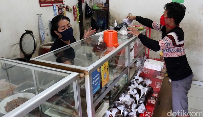 Alhamdulillah, Warteg Ini Diborong Saat Sepi Pembeli Warteg cukup terdampak akibat wabah virus Corona. Relawan Indonesia Bersatu Jabar Lawan COVID-19 turut membantu dengan memborong dagangan mereka.