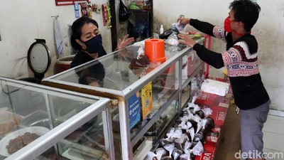 Alhamdulillah, Warteg Ini Diborong Saat Sepi Pembeli