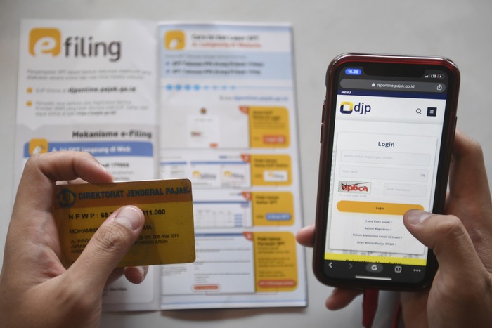 Wajib pajak melaporkan Surat Pemberitahuan (SPT) Tahunan Pajak 2019 secara online menggunakan gawai di Tangerang Selatan, Banten, Kamis (12/3/2020). Direktorat Jenderal Pajak Kementerian Keuangan (DJP Kemenkeu) mencatat, sebanyak 96 persen dari 6,27 juta Wajib Pajak (WP) orang pribadi (OP) melaporkan SPT Pajak secara online melalui e-filling maupun e-SPT. FOTO ANTARA/Puspa Perwitasari/aww.