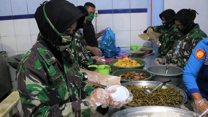 Seskoau berbagi makanan berbuka puasa di Lembang, Bandung (Dok. Seskoau)