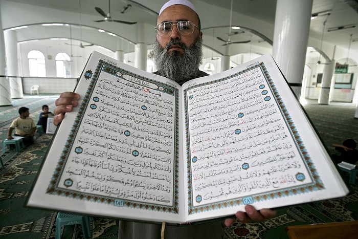 Umat Muslim Dunia Berburu Pahala Membaca Al Quran di Bulan Ramadhan Saat bulan Ramadhan, seorang muslim yang melakukan ibadah akan mendapatkan pahala berlipat ganda. Salah satunya dengan membaca kitab suci Al Quran.