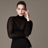 Iza yang berprofesi sebagai model dan blogger ini memiliki ciri fisik mirip Gigi, mulai dari rambut pirang dan mata birunya. Dari beberapa angle foto, ia sangat mirip Gigi Hadid. (Foto: Instagram/@IzaIjzerman)