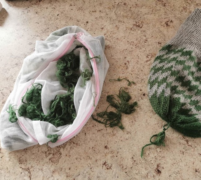 Beberapa bahan memang mudah sekali rusak, terutama jika dicuci menggunakan mesin cuci atau sikat yang kasar. Seperti yang satu ini. Kamu pernah mengalaminya nggak? Foto: Instagram @boskatknits