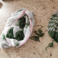 Beberapa bahan memang mudah sekali rusak, terutama jika dicuci menggunakan mesin cuci atau sikat yang kasar. Seperti yang satu ini. Kamu pernah mengalaminya nggak? Foto: Instagram @boskatknits