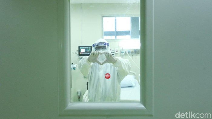 Petugas medis mempersiapkan ruangan yang akan digunakan untuk pasien COVID-19 di Rumah Sakit Cipto Mangunkusumo (RSCM), Jakarta, Kamis (30/4/2020). Peralatan medis ini didatangkan oleh CT Corp, bersama Bank Mega serta dukungan Indofood dan Astra Group.