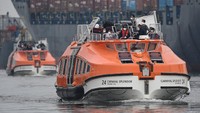 Warga Negara Indonesia (WNI) yang menjadi anak buah kapal Pesiar MV Carnival Splendor berada di dalam tender boat tiba di Pelabuhan JICT, Tanjung Priok.