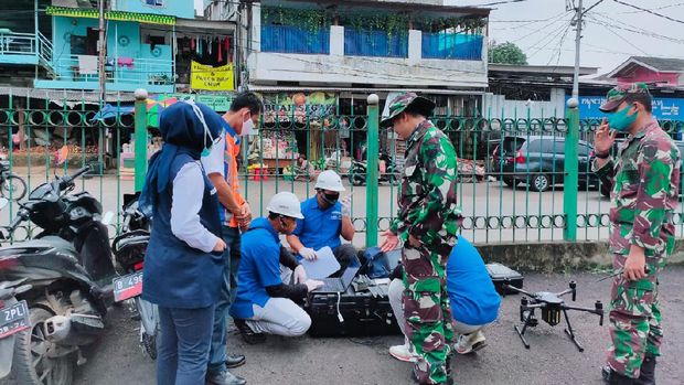 Gugus Tugas Percepatan Penanganan COVID-19 memantau OTG Corona dan orang bersuhu tinggi memakai drone (Dok. Istimewa)